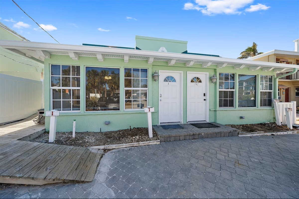 110 Beach Road #1, Siesta Key, FL for sale Primary Photo- Image 1 of 6