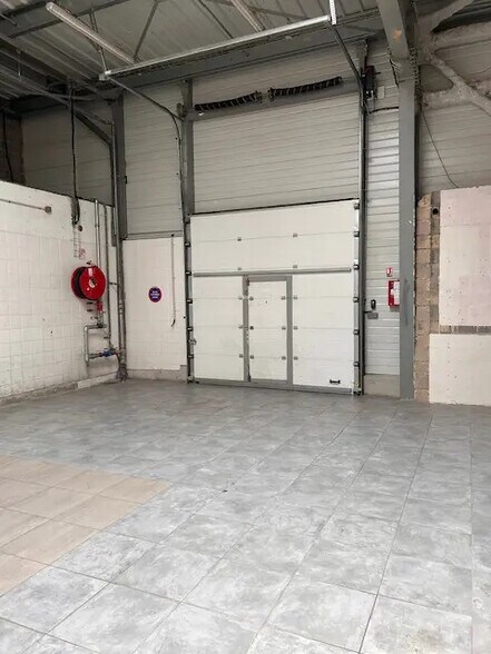 Retail in Maurepas for lease - Interior Photo - Image 2 of 4