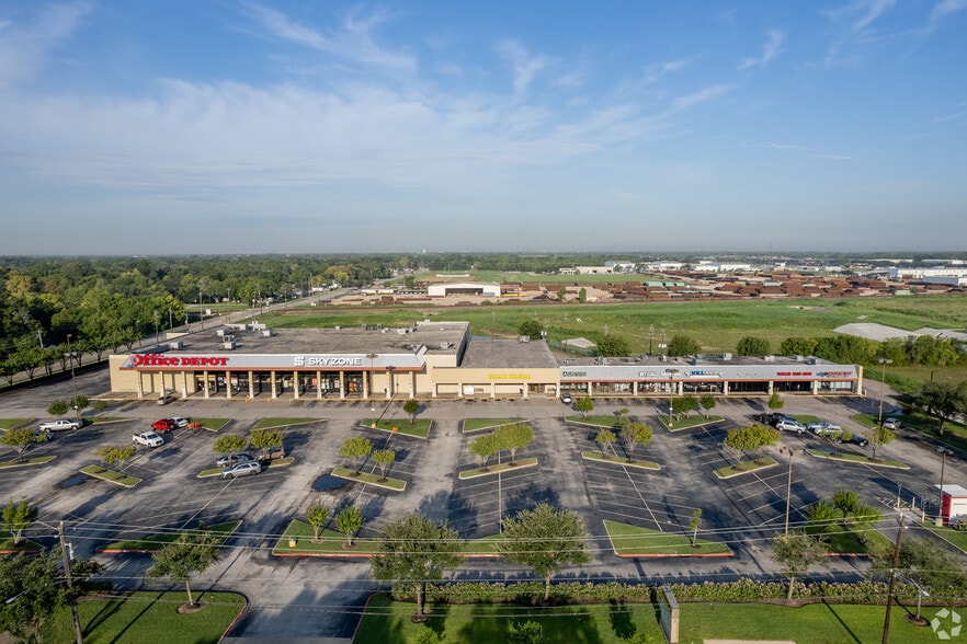 2004-2032 N Main St, Pearland, TX for lease - Building Photo - Image 2 of 10