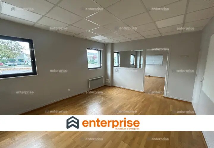 Office in Lacroix-Saint-Ouen for lease Building Photo- Image 1 of 9