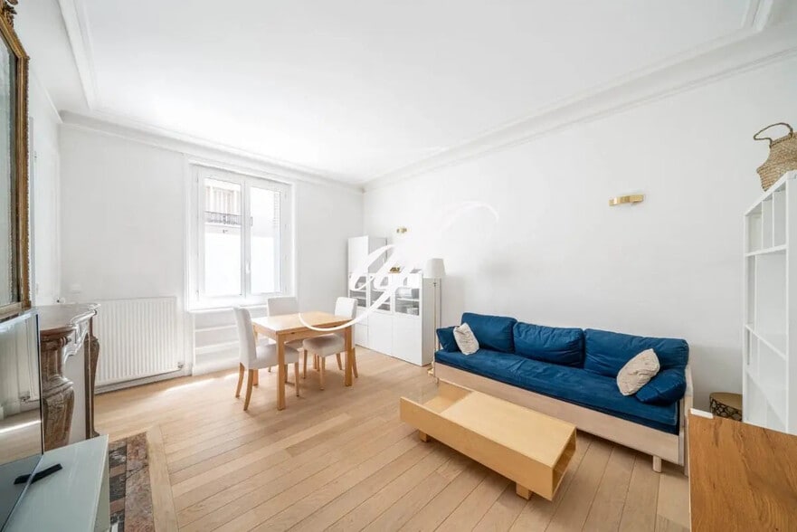 Flex in Paris for sale - Interior Photo - Image 2 of 5