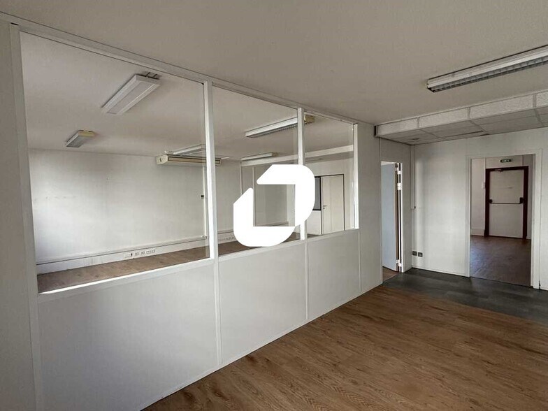 Office in Lyon for lease - Interior Photo - Image 3 of 13