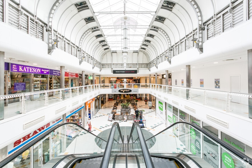 Regent St, Swindon for lease - Interior Photo - Image 3 of 39