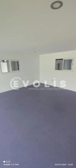 Flex in Villejust for sale - Building Photo - Image 2 of 8