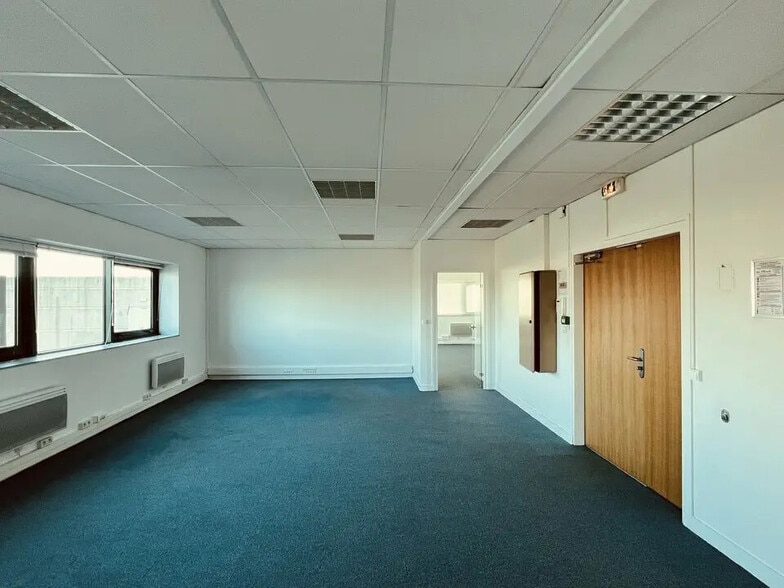 Office in Caen for lease - Interior Photo - Image 3 of 18