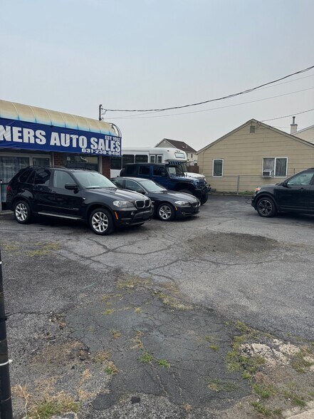 630 3rd St, West Babylon, NY for sale - Primary Photo - Image 1 of 4