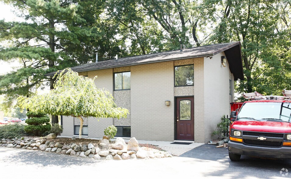 1250 Byron Rd, Howell, MI 48843