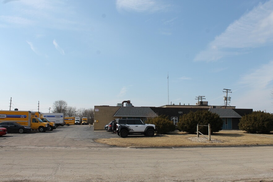 121 Industrial Dr, Dekalb, IL for sale - Building Photo - Image 2 of 30
