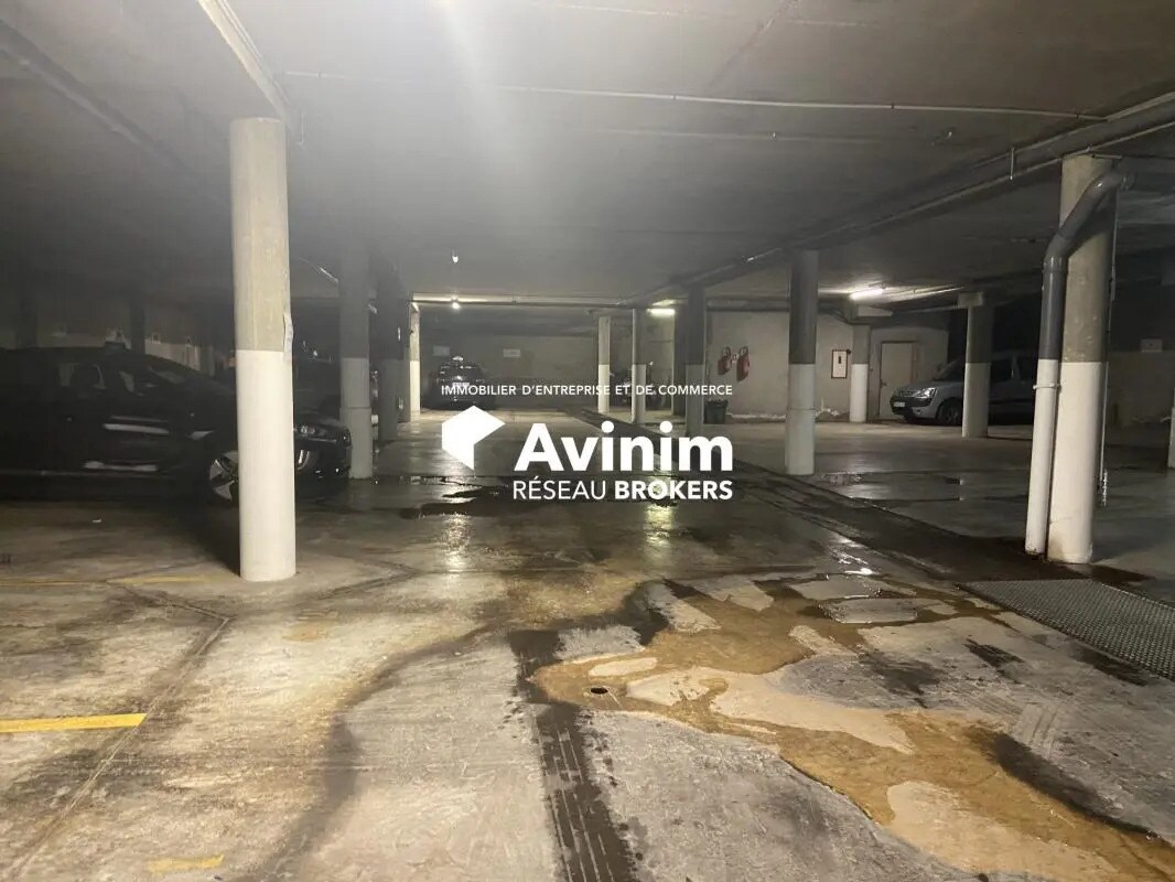 Industrial in Saint-Maur-des-Fossés for lease Building Photo- Image 1 of 2