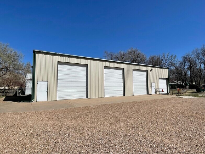 325 W 6th Ave, El Dorado, KS for lease - Building Photo - Image 2 of 5