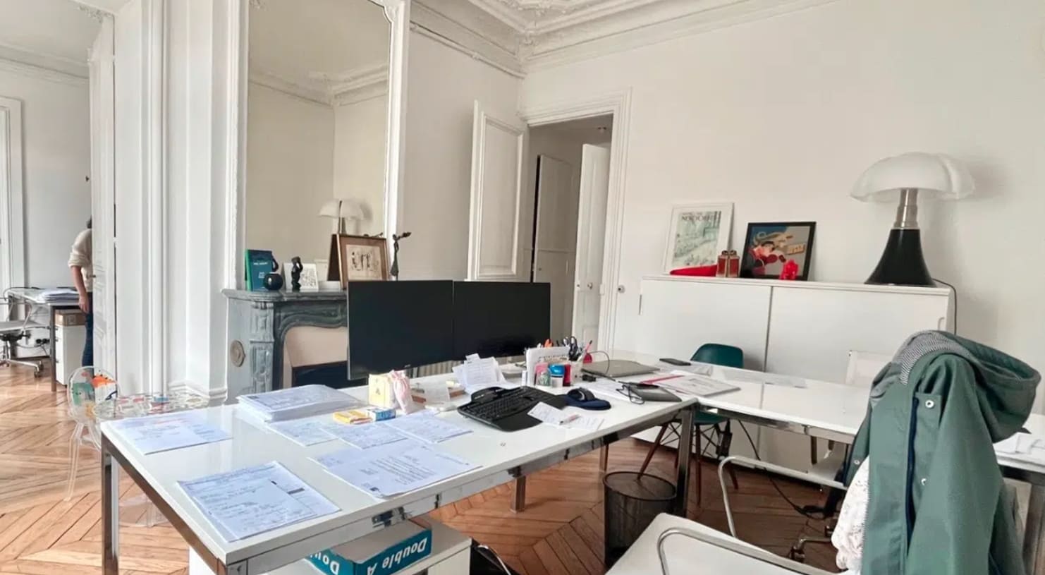 Office in Paris for lease Interior Photo- Image 1 of 2