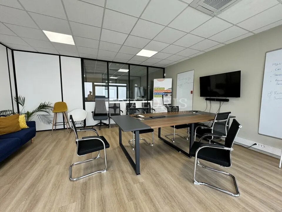 Office in Villeurbanne for lease Interior Photo- Image 1 of 14