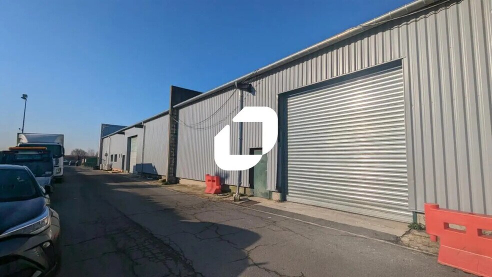 Flex in Servon for lease - Building Photo - Image 1 of 6