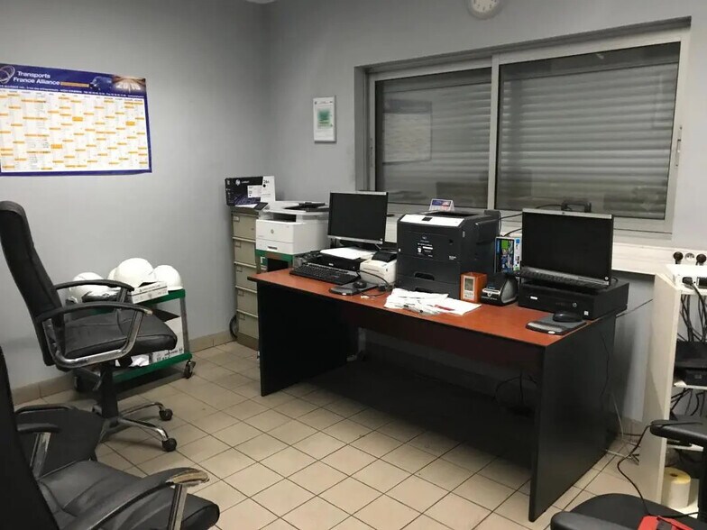 12 Impasse Du Bourrelier, Saint-Herblain for lease - Interior Photo - Image 3 of 4