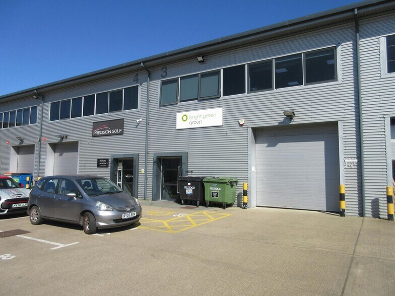 109 Chertsey Rd, Byfleet for lease - Building Photo - Image 2 of 5