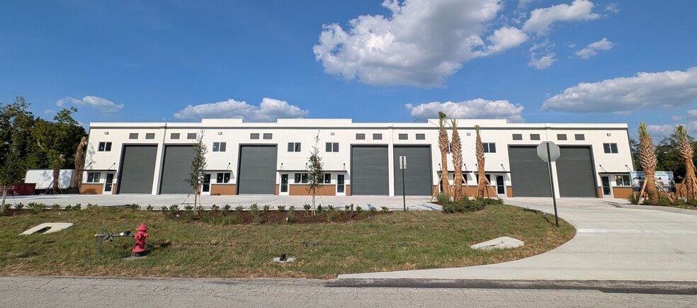 815 South Macedo Blvd, Port Saint Lucie, FL for lease - Building Photo - Image 1 of 5
