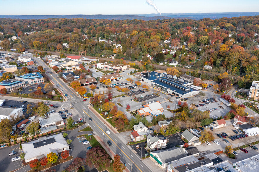 821 W Lancaster Ave, Wayne, PA for lease - Building Photo - Image 3 of 3