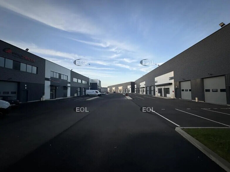 Flex in Savigny-le-Temple for lease - Building Photo - Image 2 of 7