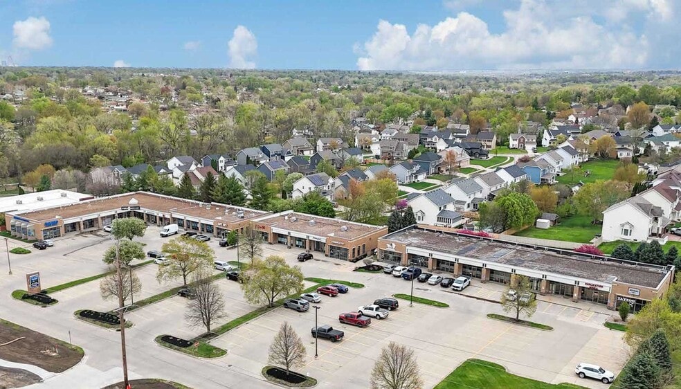 8000-8128 Douglas Ave, Urbandale, IA for lease - Building Photo - Image 1 of 3