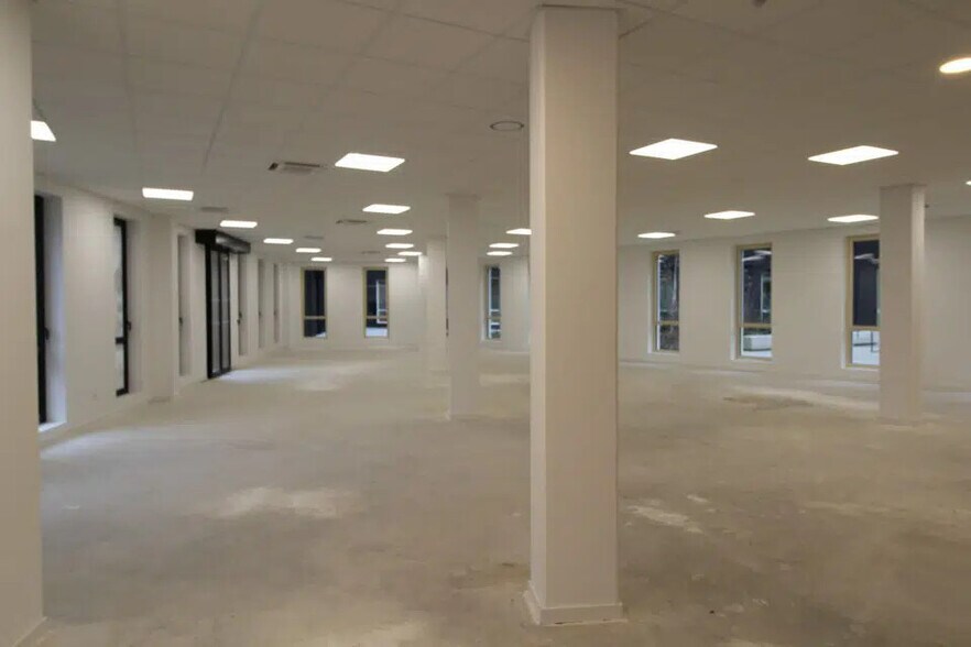 Office in Troyes for lease - Building Photo - Image 3 of 12