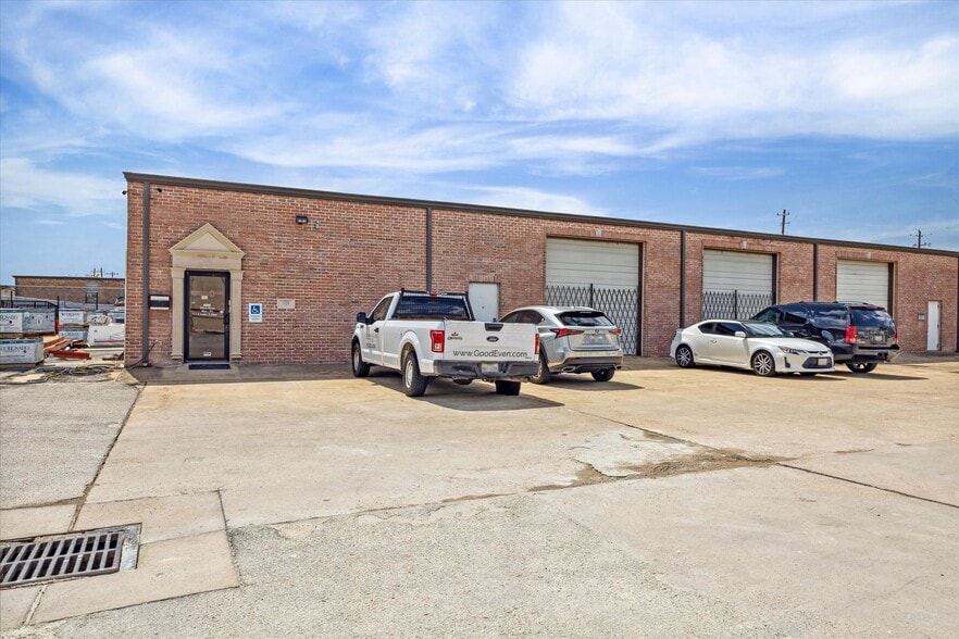 5711 Clarewood Dr, Houston, TX for lease - Building Photo - Image 2 of 4
