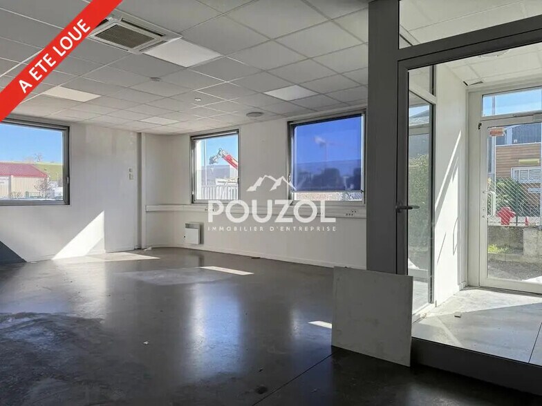 Flex in La Roche-Blanche for lease - Interior Photo - Image 3 of 13