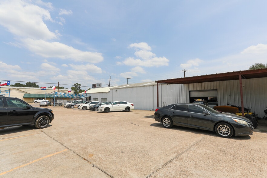 815 E Davis St, Conroe, TX for sale - Building Photo - Image 2 of 6