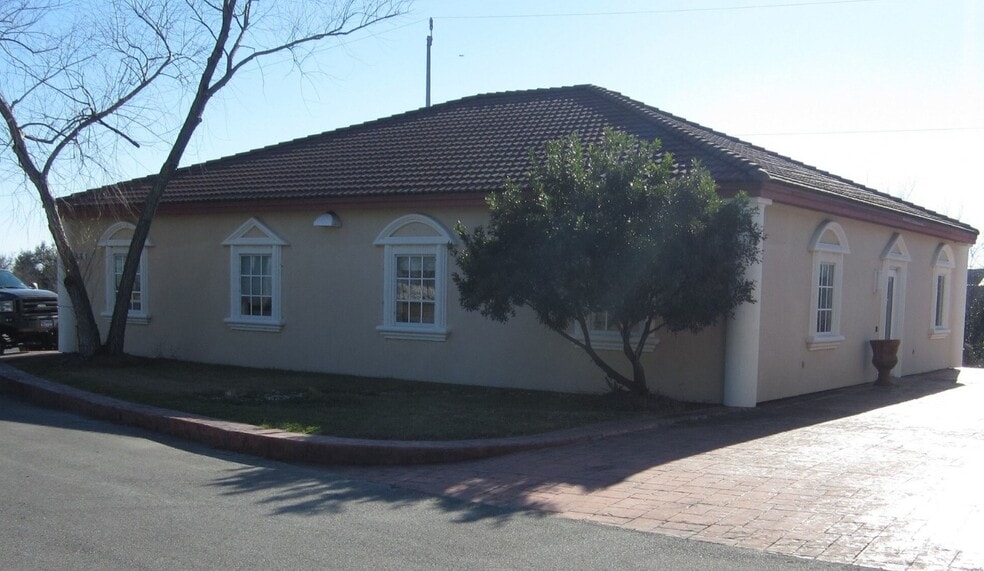 1425 Universal City Blvd, Universal City, TX for lease - Building Photo - Image 1 of 13