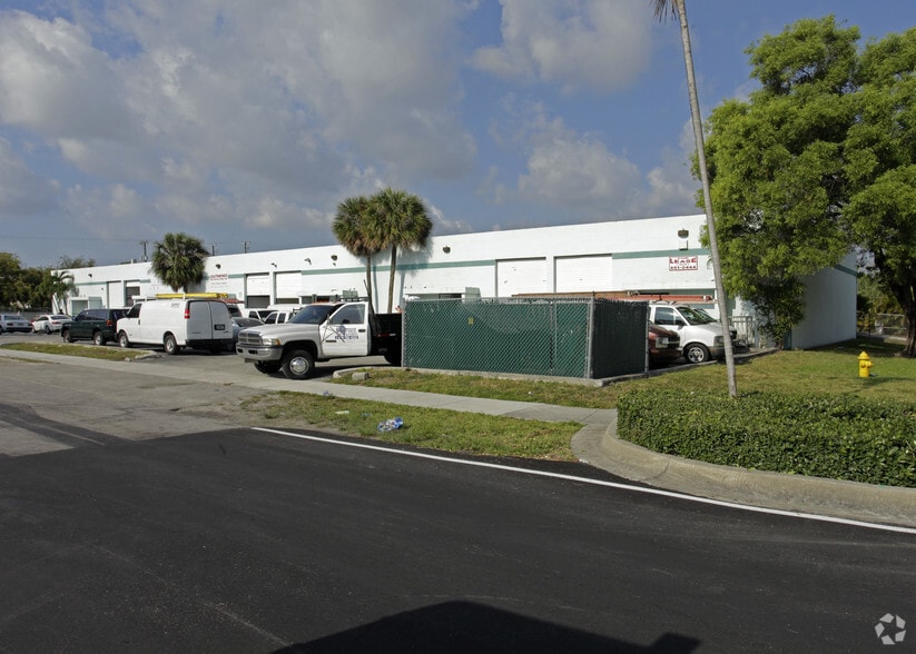 14220-14270 NE 18th Ave, North Miami, FL for lease - Building Photo - Image 3 of 4