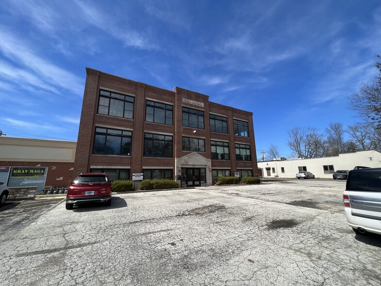 318 Anderson Blvd, Geneva, IL for sale - Building Photo - Image 2 of 56