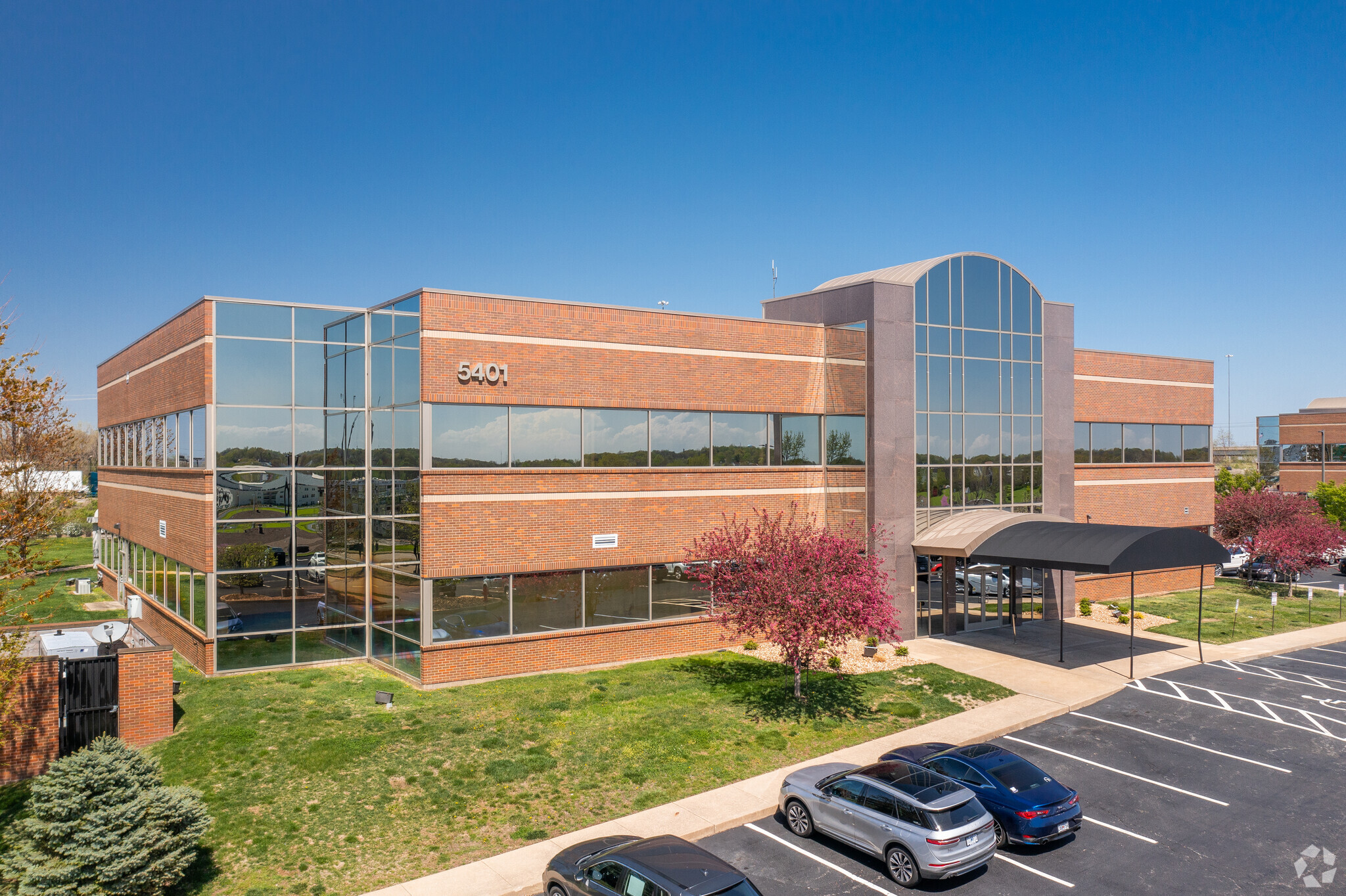 5401 Veterans Memorial Pky, Saint Peters, MO for lease Building Photo- Image 1 of 9