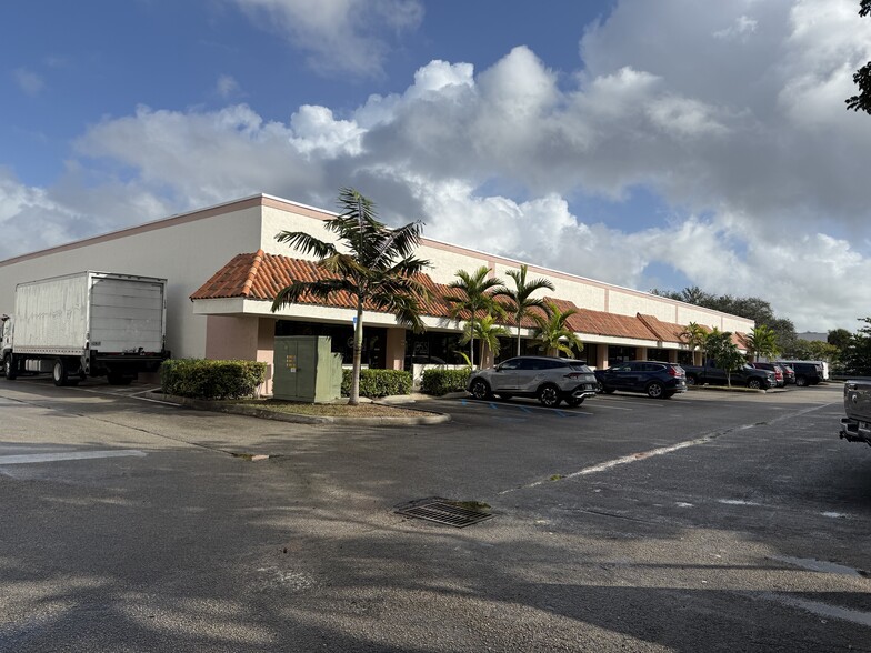 4534-4598 N Hiatus Rd, Sunrise, FL for lease - Building Photo - Image 3 of 8