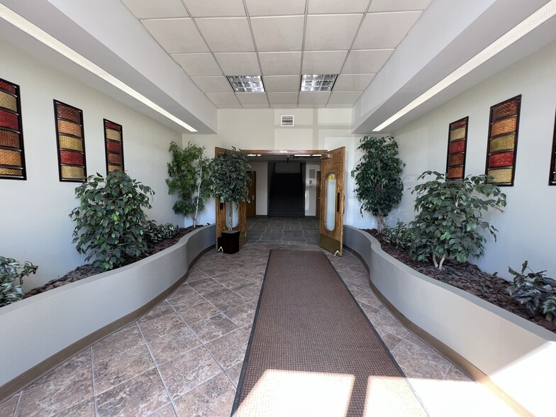 1100 Washington Ave, Carnegie, PA for lease - Lobby - Image 3 of 15