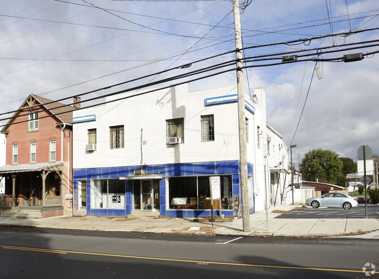 23 W Penn Ave, Wernersville, PA 19565