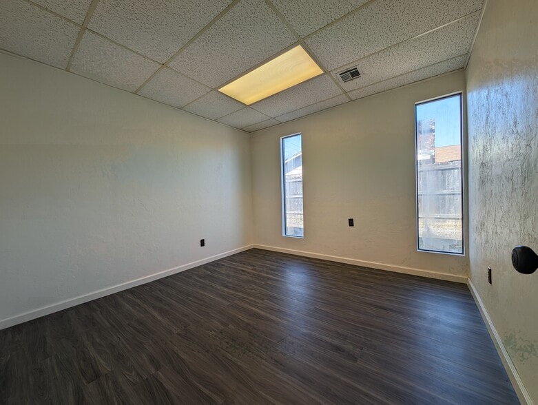 1006 NW 47th St, Lawton, OK for lease - Interior Photo - Image 1 of 13