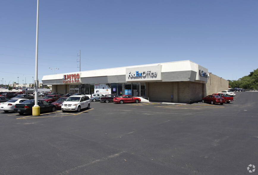 7110 Dodge St, Omaha, NE for lease - Building Photo - Image 2 of 3