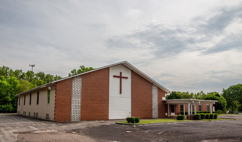 23696 Northline Rd, Taylor, MI for sale - Primary Photo - Image 1 of 62