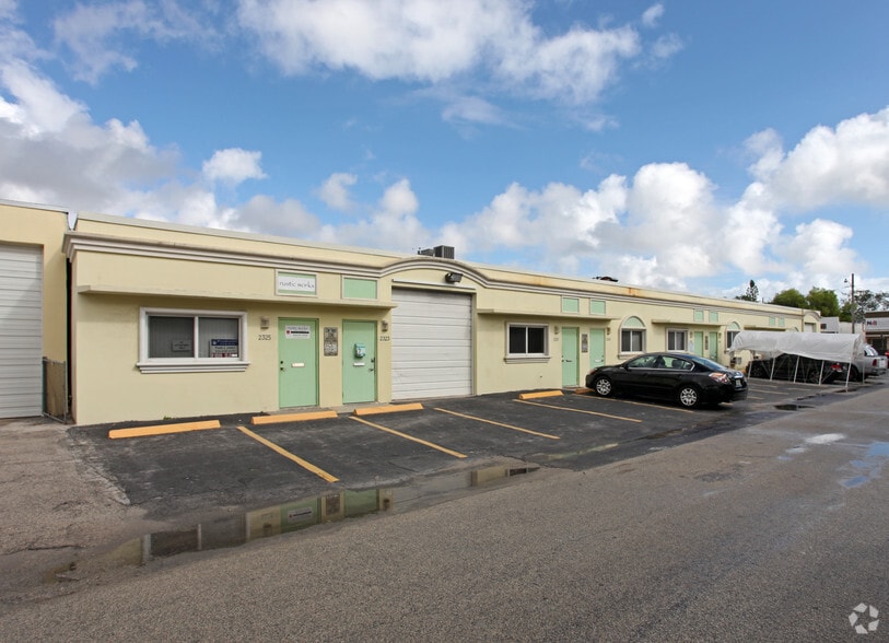 2301-2325 NW 30th St, Oakland Park, FL for lease - Primary Photo - Image 1 of 14