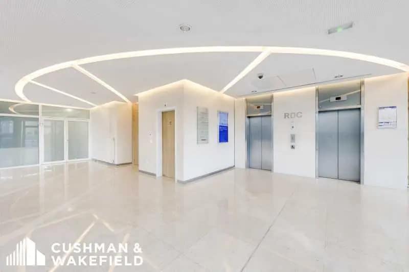 Office in Rungis for lease - Building Photo - Image 2 of 13