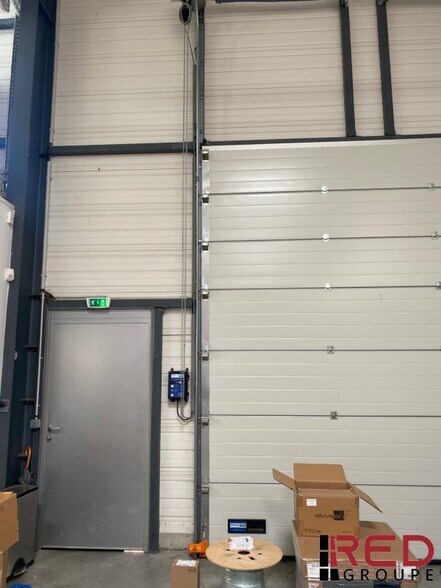 Industrial in Châteauneuf-le-Rouge for lease - Interior Photo - Image 2 of 5