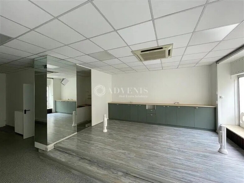 Retail in Orléans for lease - Building Photo - Image 2 of 9