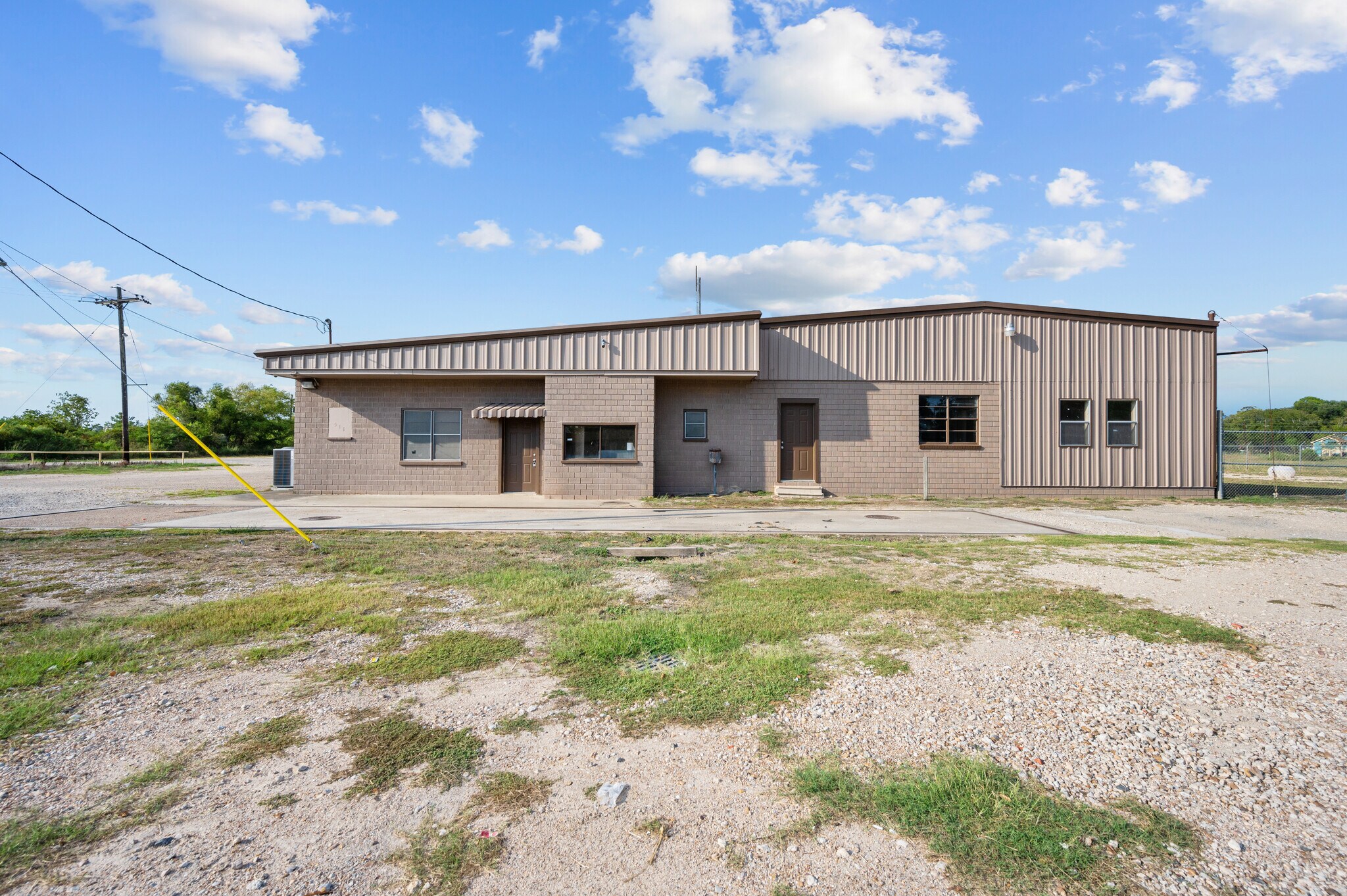 511 E Buccaneer Dr, Winnie, TX for sale Primary Photo- Image 1 of 1