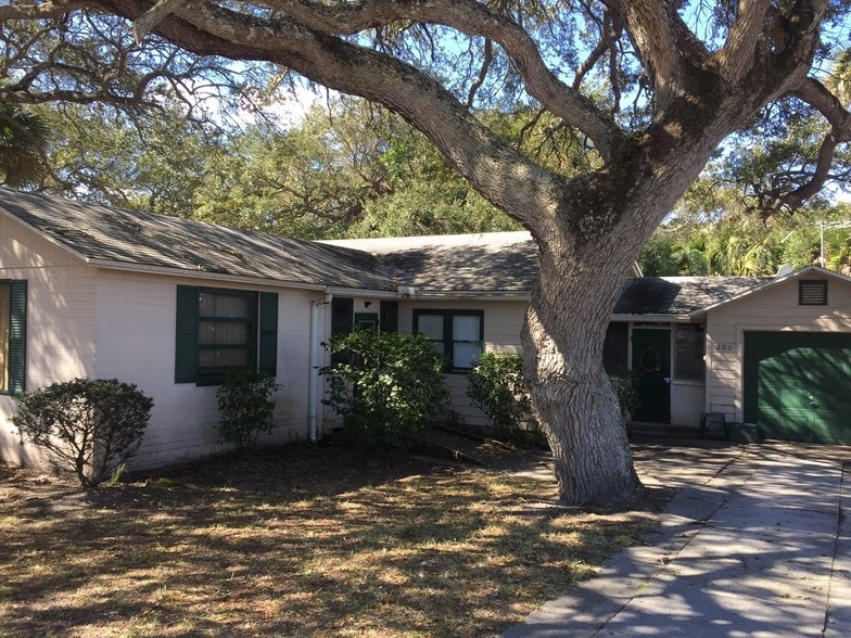 200 S Pine St, New Smyrna Beach, FL 32169