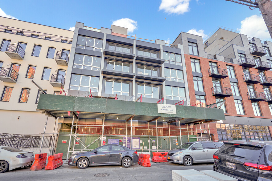 2631 3rd St, Astoria, NY for lease - Building Photo - Image 1 of 12