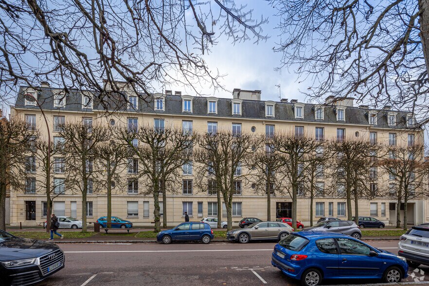 Office in Versailles for lease - Building Photo - Image 2 of 2