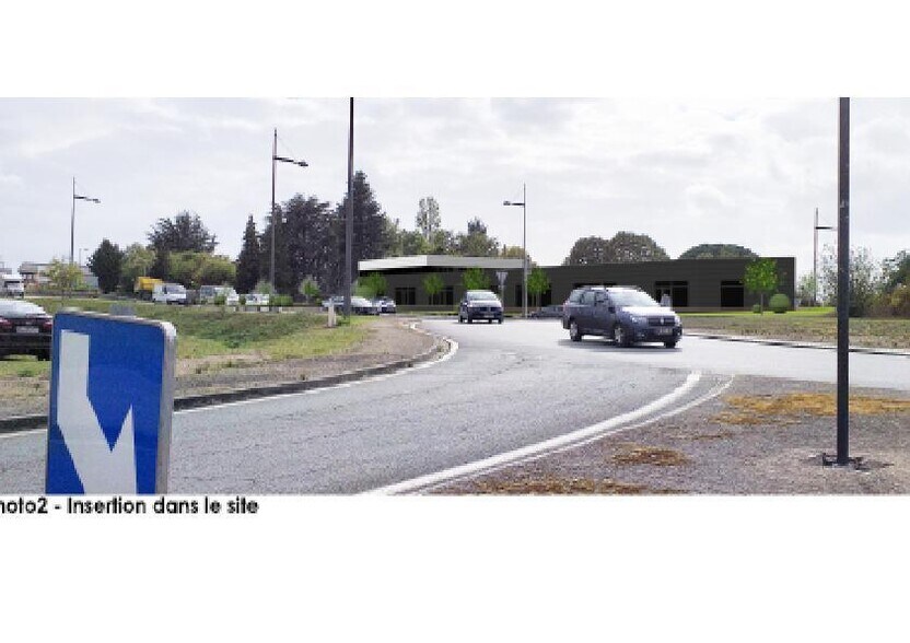 Retail in Poitiers for lease - Building Photo - Image 1 of 5