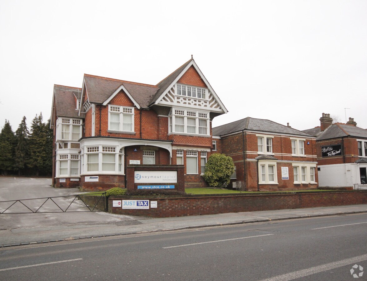 5761 London Rd, High HP11 1BN