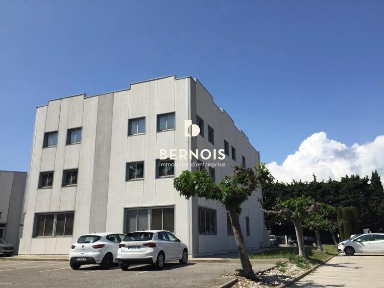 Office in Six-Fours-les-Plages for lease - Building Photo - Image 3 of 11