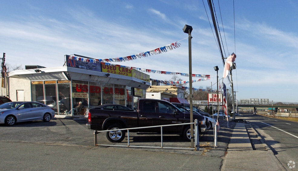 110 Sunrise Hwy, West Islip, NY for lease - Building Photo - Image 2 of 2