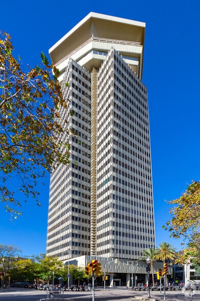 Office in Barcelona, Barcelona for sale - Building Photo - Image 2 of 3